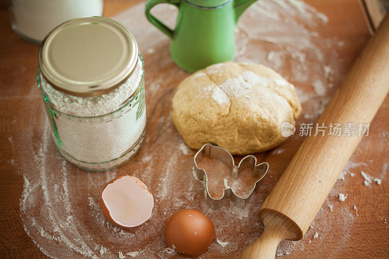 制作复活节蛋糕――用擀面杖和鸡蛋揉成面团