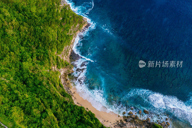 蓝色的海洋和悬崖。从上面看巴厘岛海岸。空中无人机拍摄。