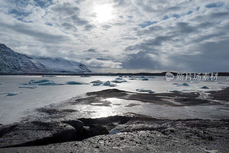 位于冰岛南部Skaftafellsjokull(冰川)末端的冰湖
