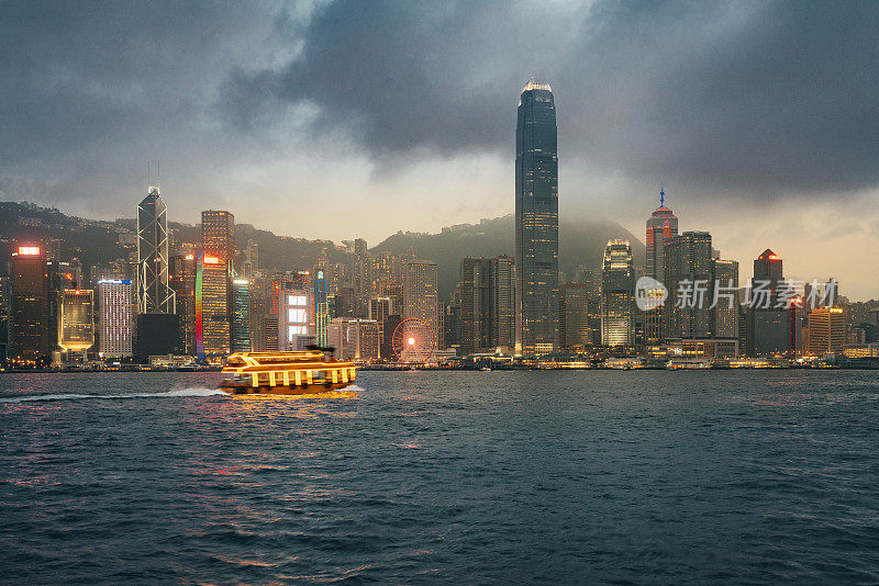 夜晚，在星光大道上眺望香港的天际线