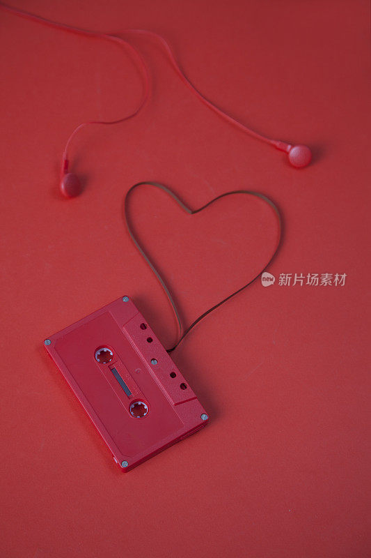 老式磁带与松散的磁带形成一个心脏