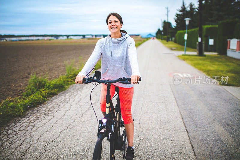 骑着电动自行车的女人