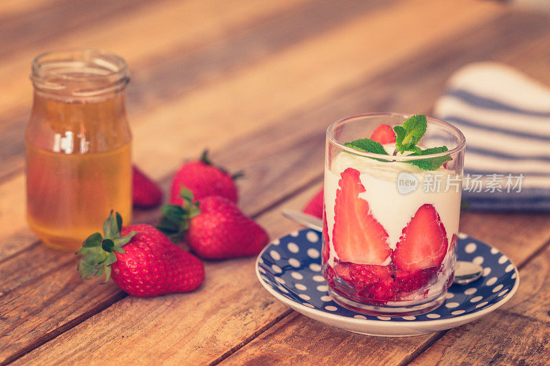 新鲜草莓配希腊酸奶和蜂蜜，特写