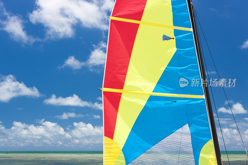 热带海滩上的彩色风帆