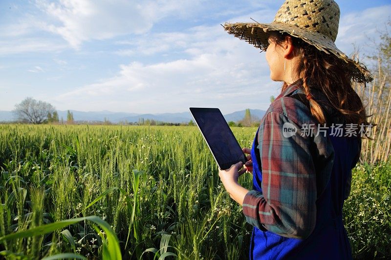 年轻女性农民与数字平板电脑