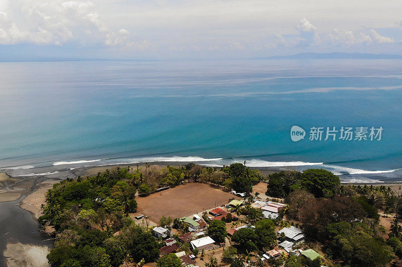 海阔天空的建筑物高角度视图