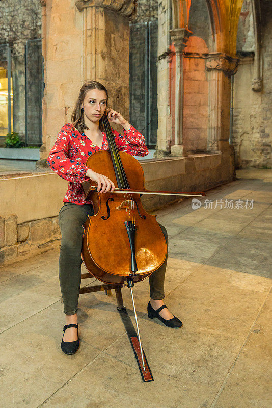女人演奏大提琴