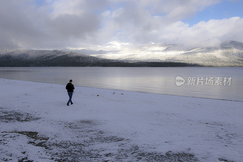 一个人在雪地里独自行走