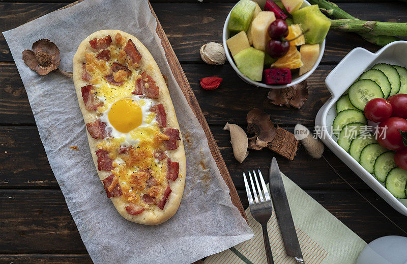 自制健康早餐:芝士披萨配培根和鸡蛋