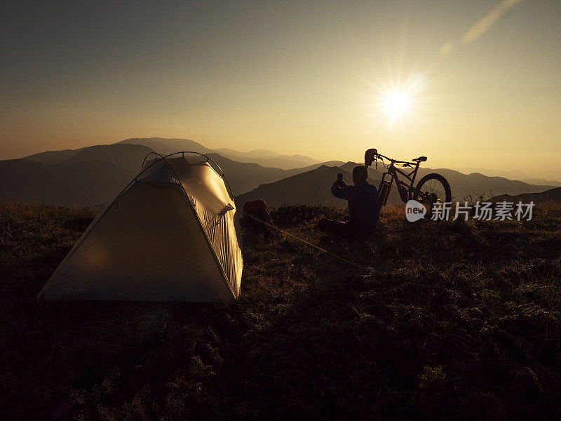 骑着自行车在山上放松的徒步旅行者。