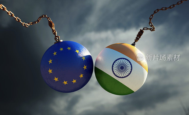 破坏球纹理与欧盟和印度国旗在黑暗的暴风雨天空