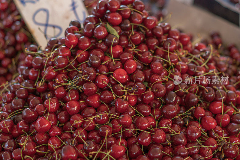 新鲜成熟的夏季樱桃在食品市场出售