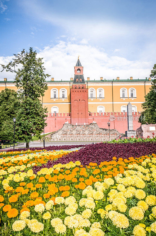俄罗斯莫斯科克里姆林宫附近的鲜花和公园
