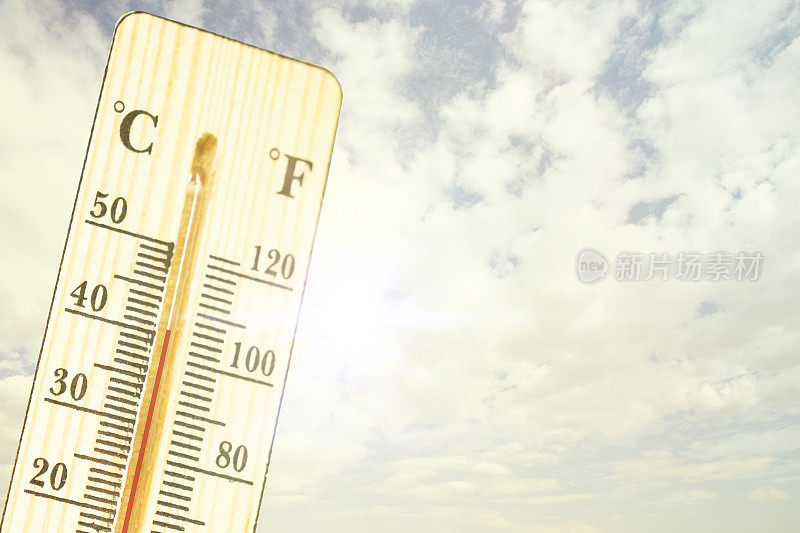 温度计在非常炎热的日子，高温或温暖的环境概念。天空中的温度计，热量