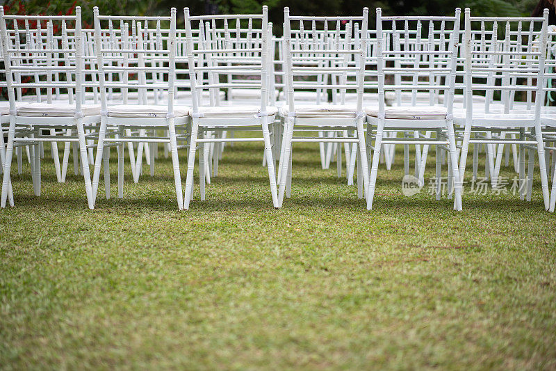 婚礼草地上的白色椅子