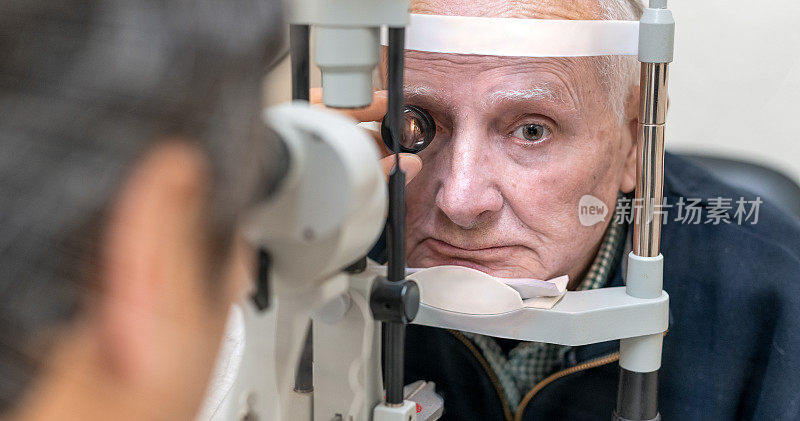 健康和医学。眼科诊所及中心。患有视网膜血栓的退休老人接受眼科医生的检查