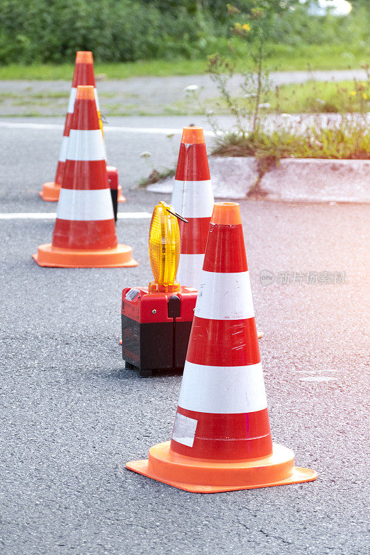 用锥形交通工具阻断交通事故发生的道路