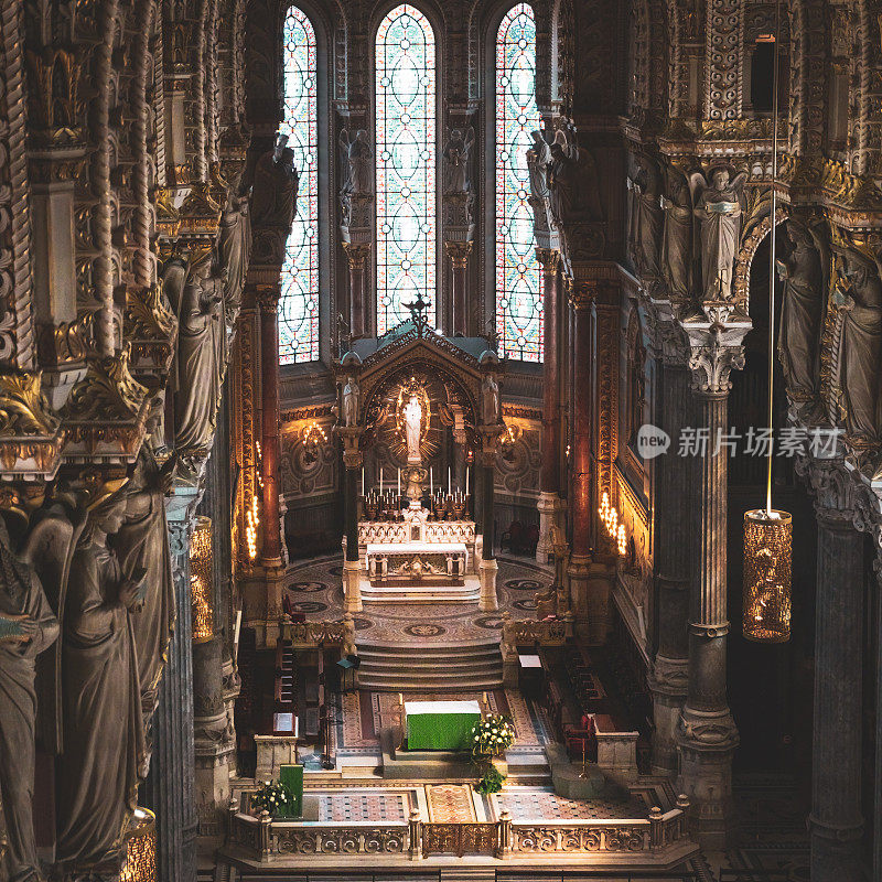在法国里昂市美丽而华丽的巴黎圣母院内，从空中俯瞰被照亮的圣坛