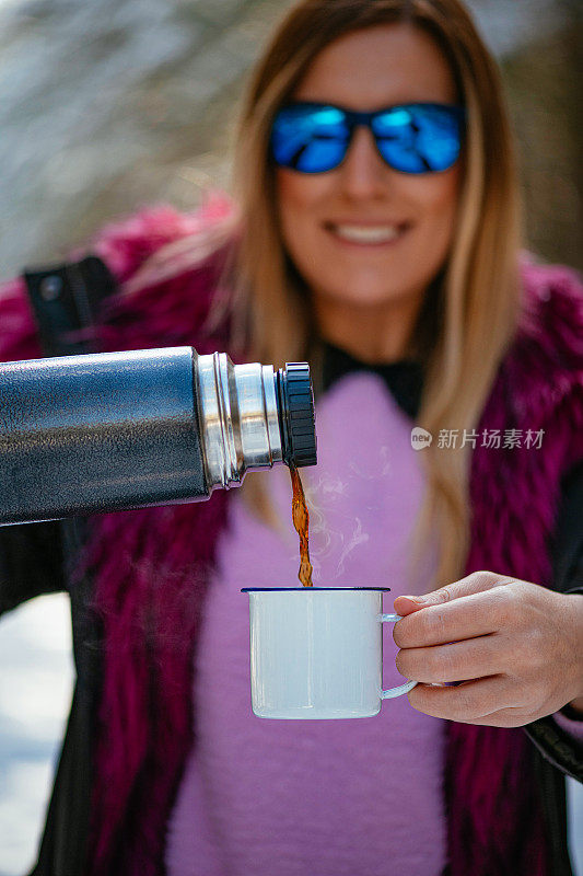 在雪域森林里喝咖啡的可爱女人