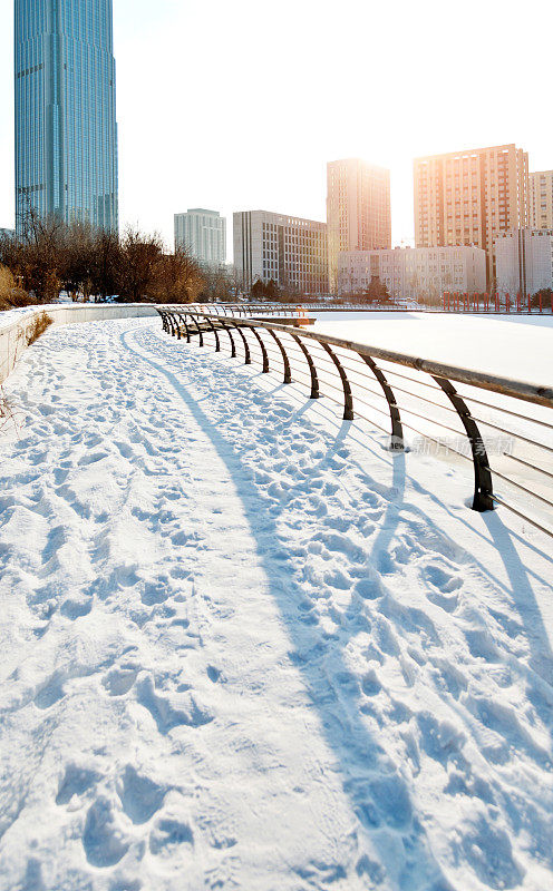 下雪天的城市人行道