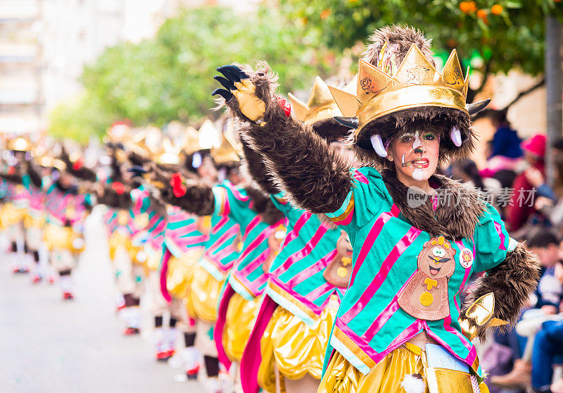 巴达霍斯,西班牙,星期天。February.26。在Badajoz，参与者们穿着五颜六色的服装参加狂欢节游行