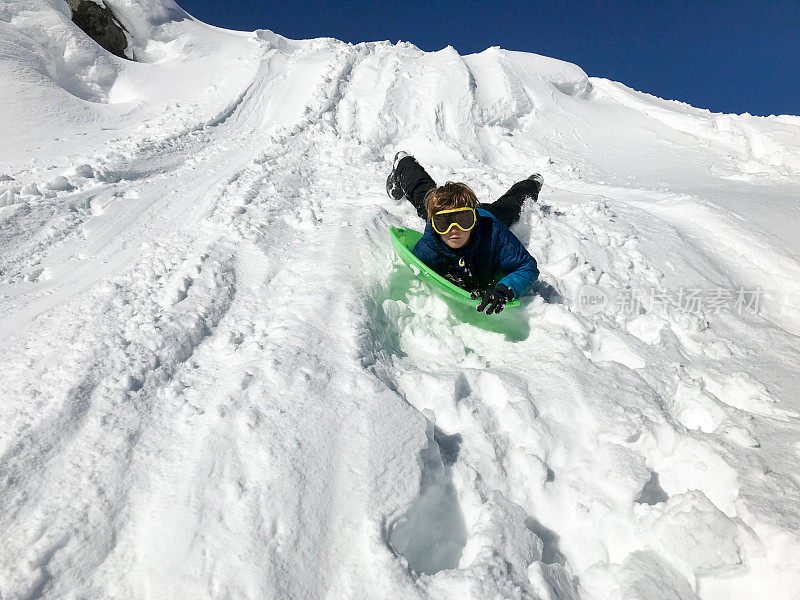 和千禧一代和孩子一起玩雪撬冒险