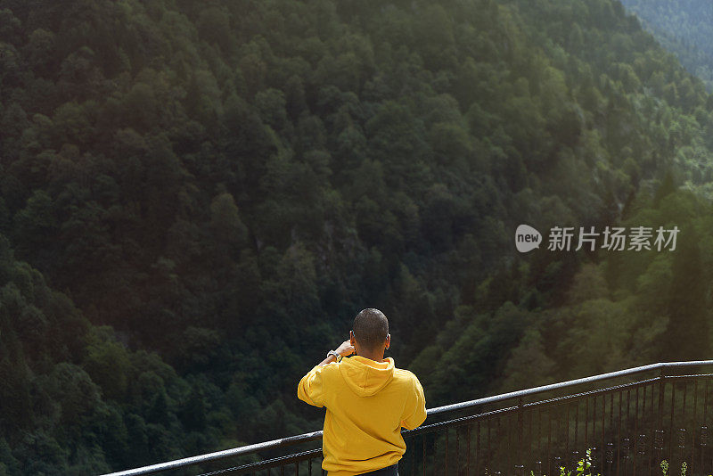 黄色雨衣的人