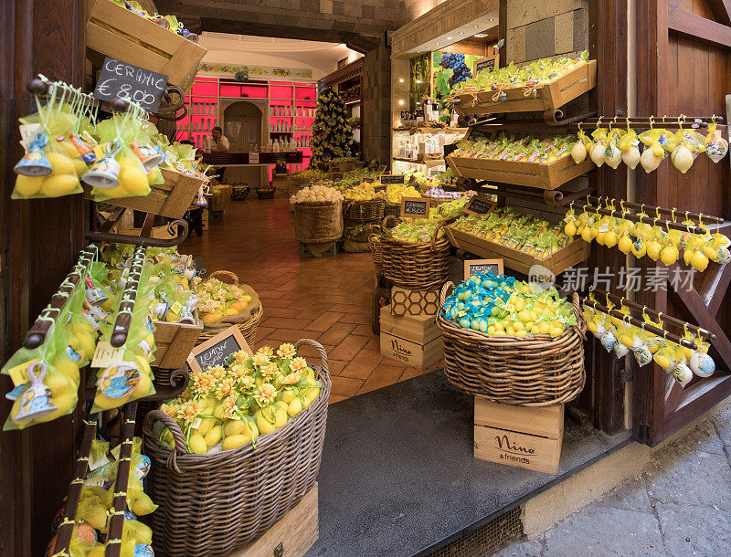 意大利索伦托一家纪念品商店里的柠檬酒和柠檬相关产品