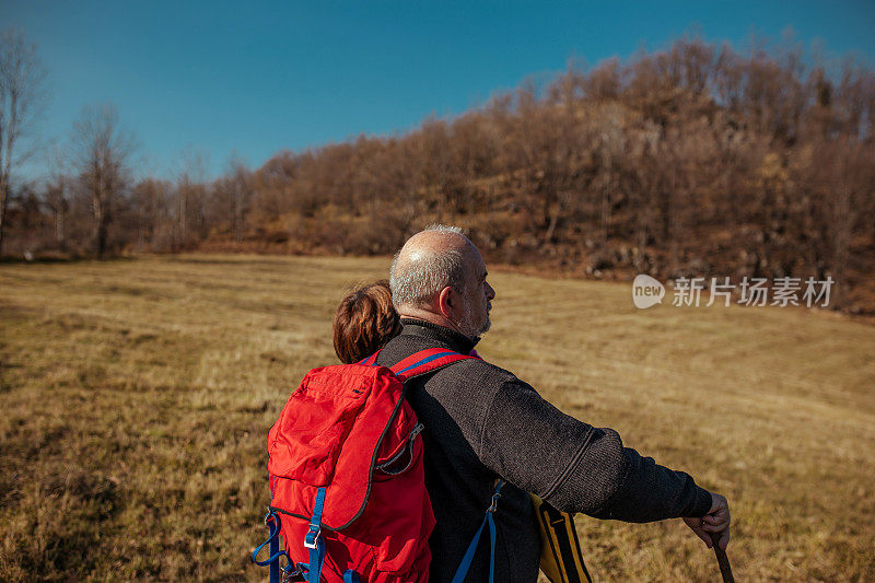 老年夫妇一起徒步旅行