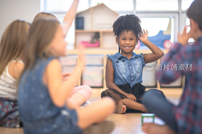 幼儿园班级在圆时提问库存照片