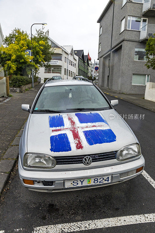 一辆引擎盖上有冰岛国旗的旧大众汽车
