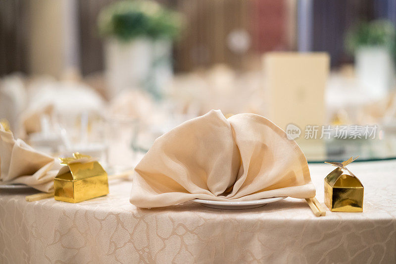 婚宴宴会厅的餐桌装饰