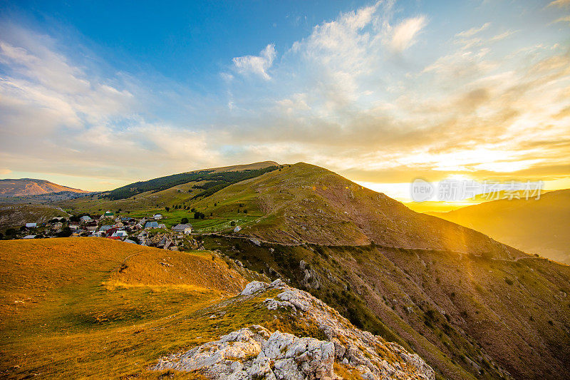 日落时分的村庄和山脉，波斯尼亚和黑塞哥维那的卢科米尔