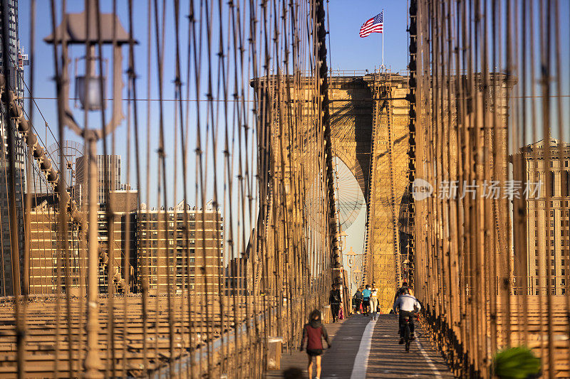 人们穿过美国纽约曼哈顿的布鲁克林大桥