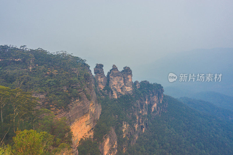 蓝山森林火灾标志性岩层“三姐妹”