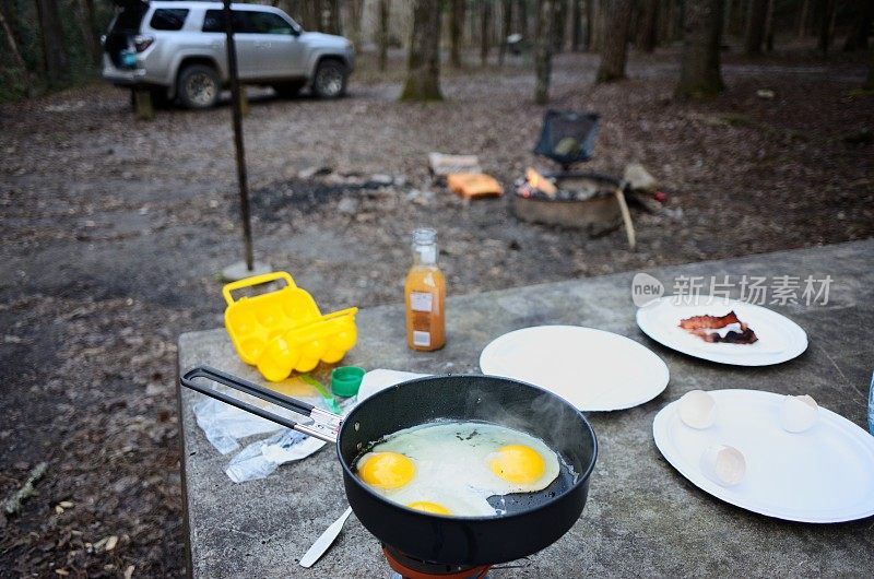 在营地煮鸡蛋