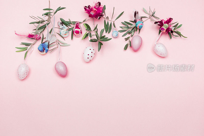 复活节组成与橄榄枝和复活节装饰在粉粉背景