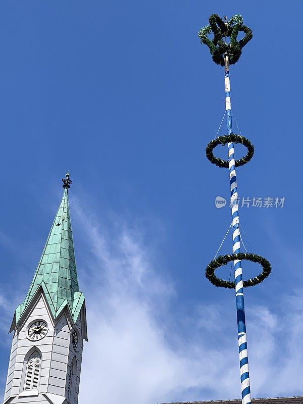 典型的巴伐利亚五月柱和教堂塔