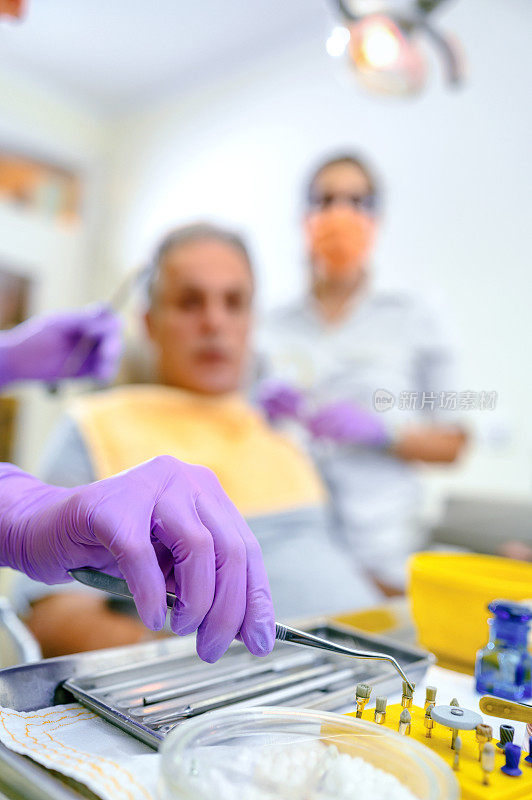 牙科医生与病人在牙科干预期间