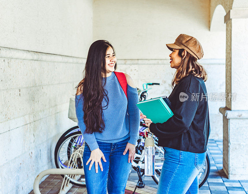 大学校园里的女大学生