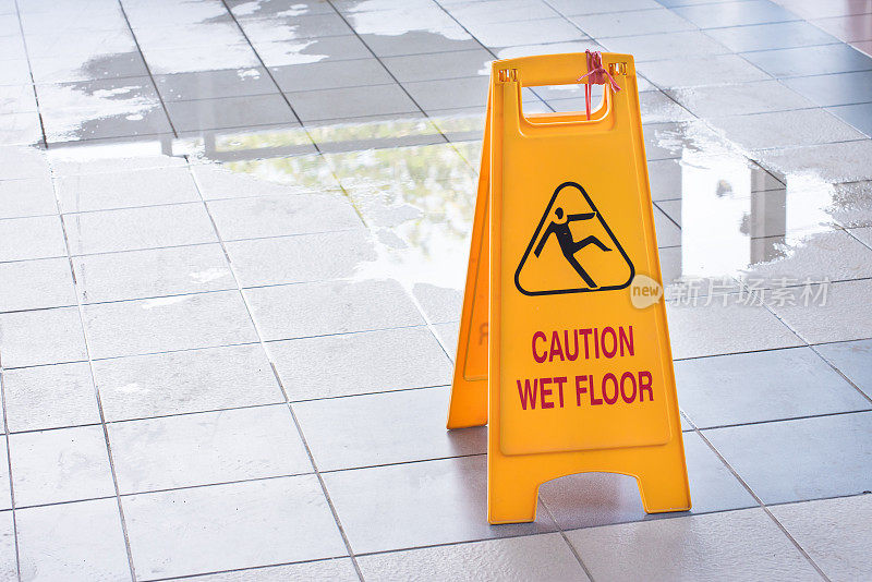 黄色警告:地板湿了