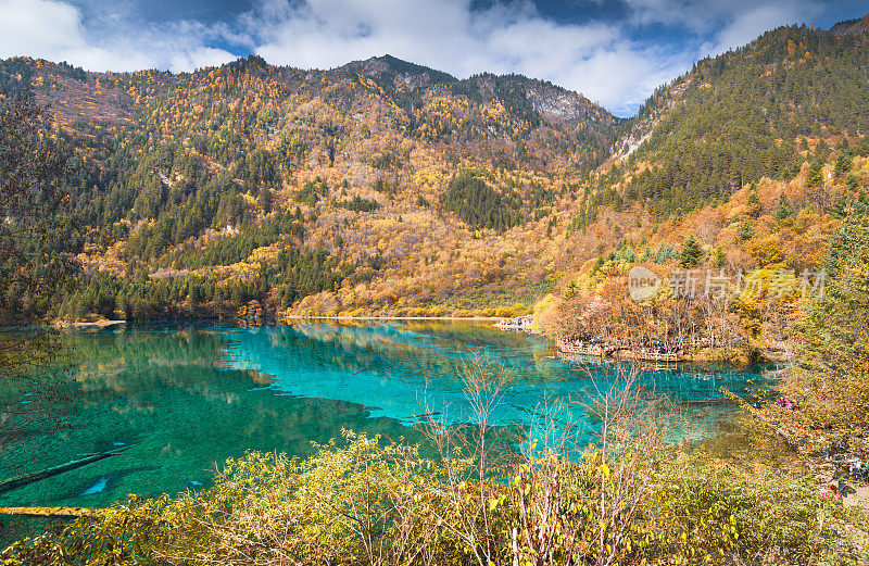 风景优美的木山和五花湖(九寨沟国家公园)，中国