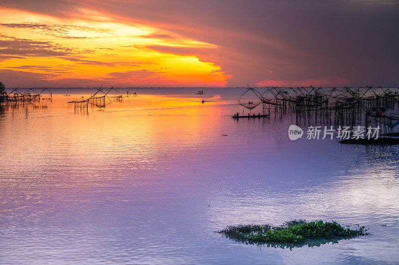 宽镜头美丽的风景日落热带海滩海在泰国南部亚洲