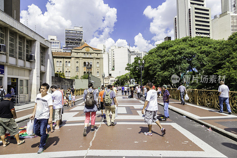 人们走在巴西圣保罗的圣伊菲根尼亚高架桥上