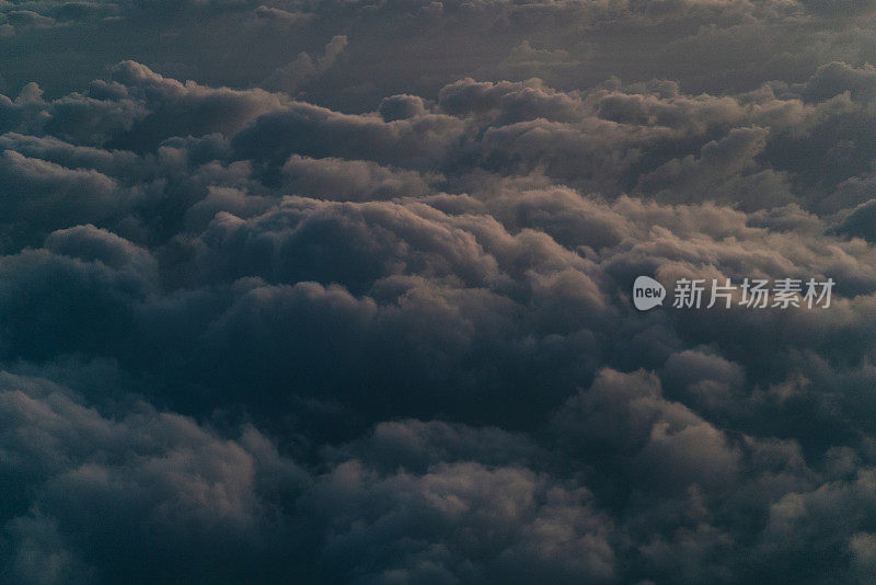 日出时，一架飞机从云层上方起飞