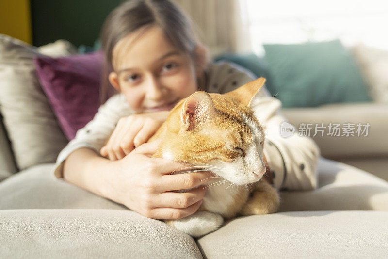 小女孩在家里喜欢猫