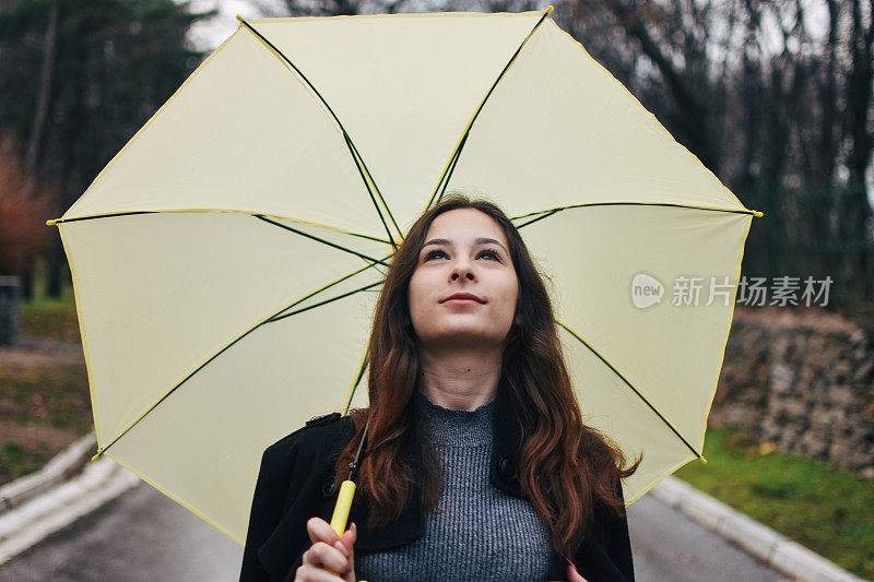 美丽的年轻女子享受着雨天