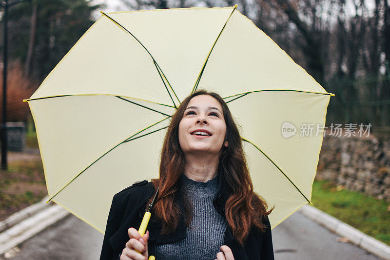 美丽的年轻女子享受着雨天