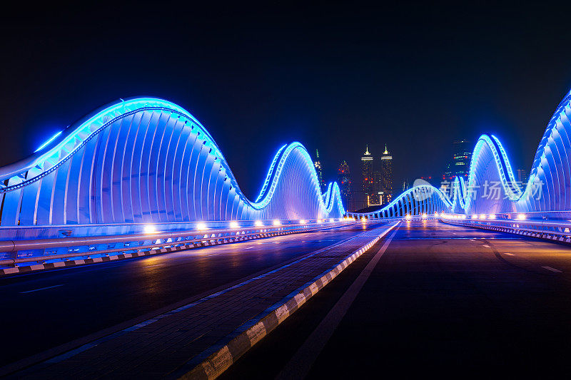 迪拜梅丹大桥夜间灯火通明
