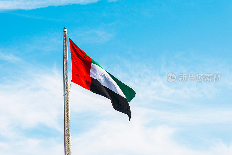 阿拉伯联合酋长国的国旗在风中飘扬